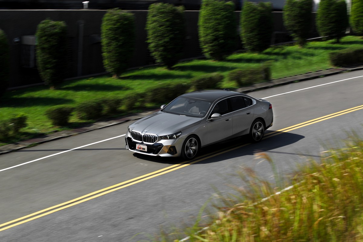 試駕的i5有免費選配M跑車懸吊,不論乘坐或加速都有優雅舒適但又保有敏捷的感受。