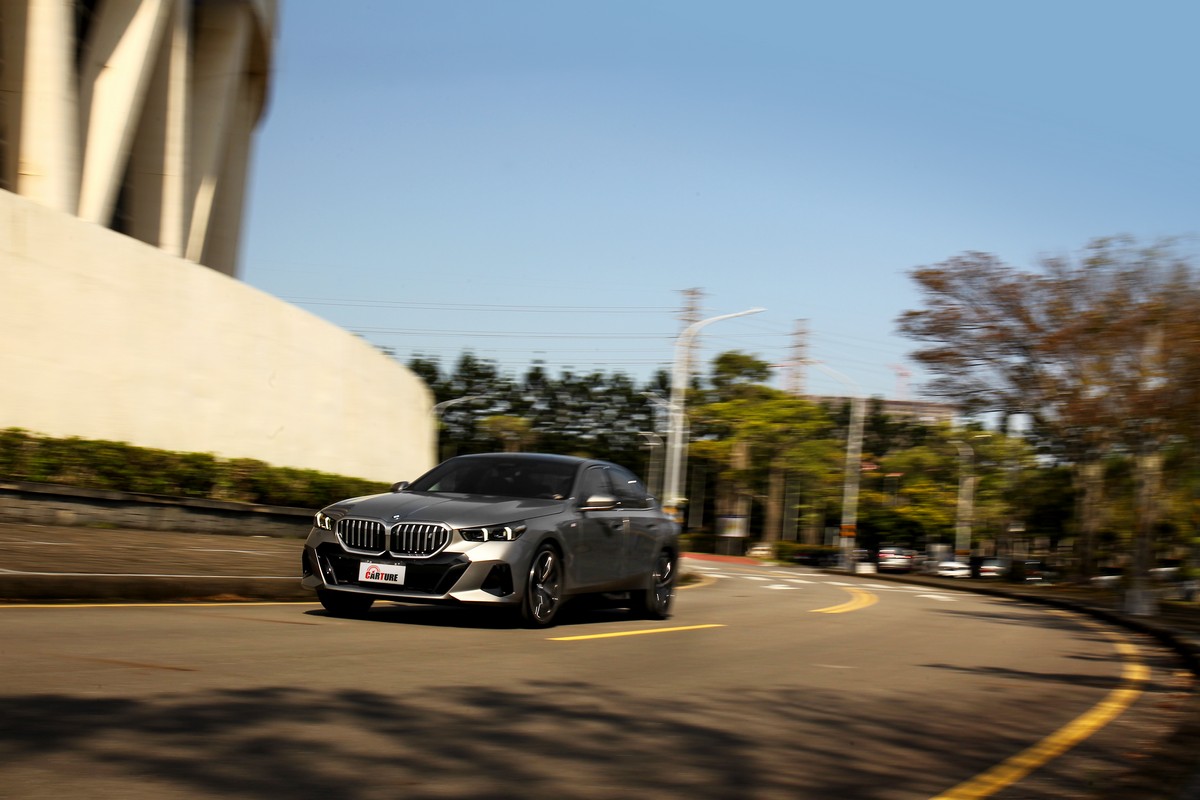 340hp/43.8kgm動力雖不算強悍,但電動車輸出特性就能更帶來比帳面數據還要強上幾倍的加速力道。