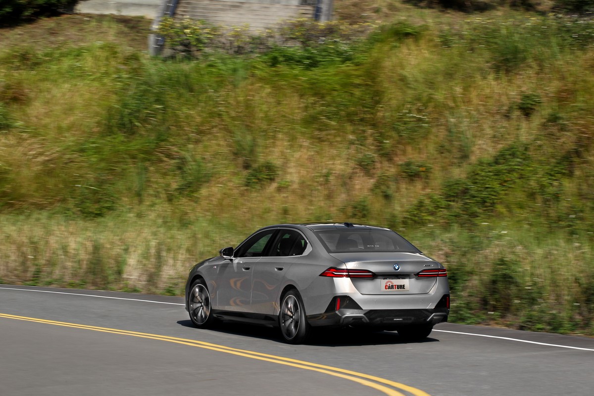 開快點就會感受到車尾滑溜反應。