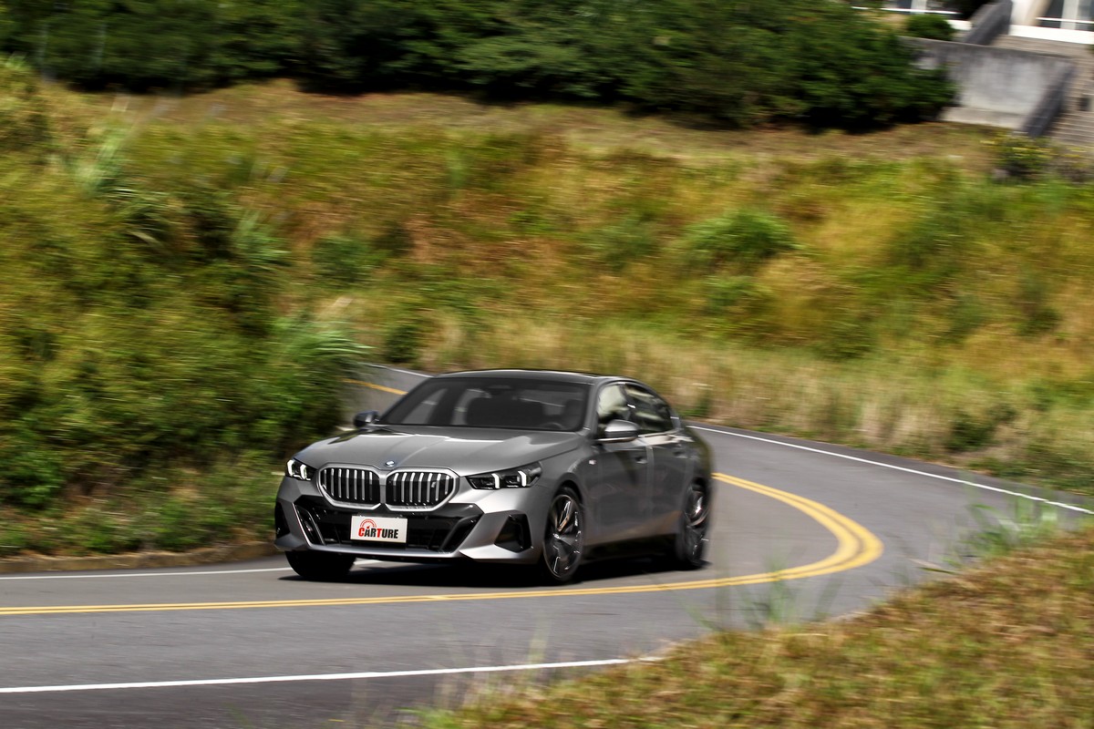 電池帶來的低重心效果和自身設定,i5在彎道有著相當沉穩的態度。