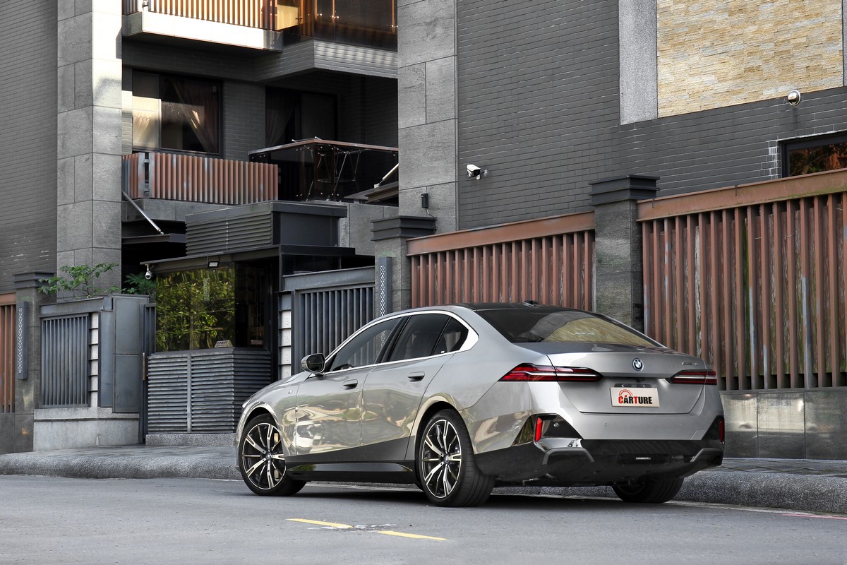 簡潔俐落的線條和燈組造型讓i5沒有臃腫壯碩身形。