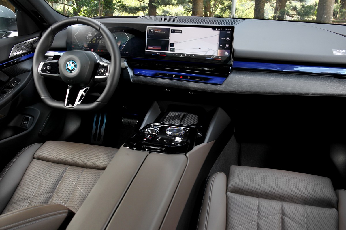 同樣使用大螢幕規劃,但i5的座艙質感就是比對手出色討喜。