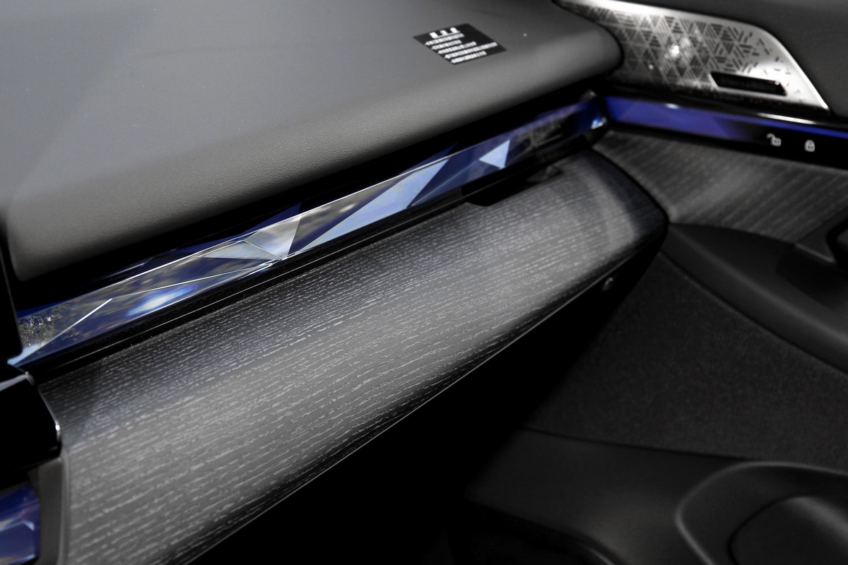 淺色木紋飾板和座艙環繞光幕營造出質感與科幻氛圍。