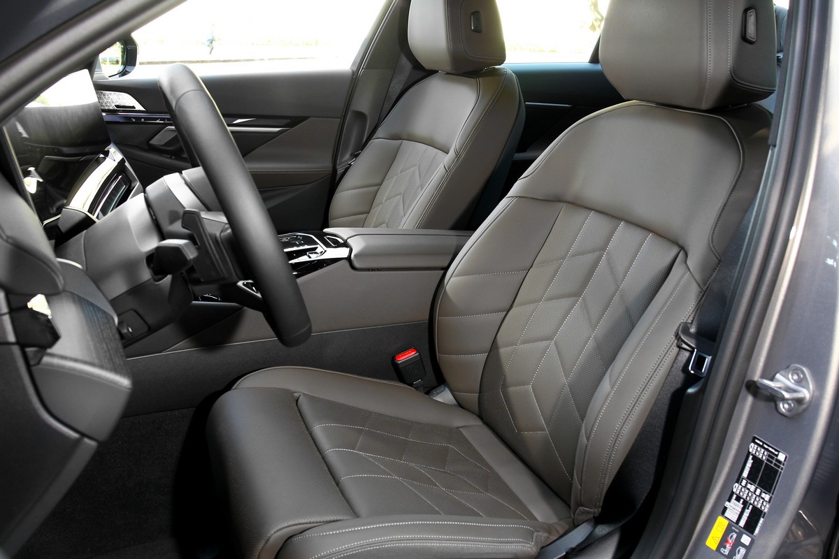 標配運動化座椅,試駕車型有選配舒適型座椅。