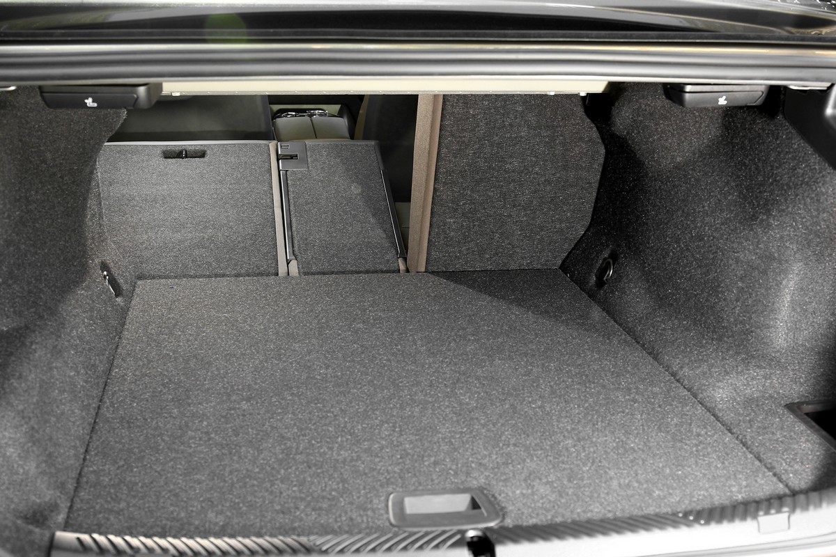 行李廂空間頗為方正。