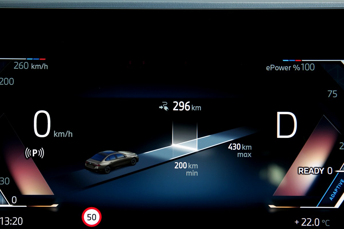 充電規劃與可剩餘里程都能在儀表與中控觀看。