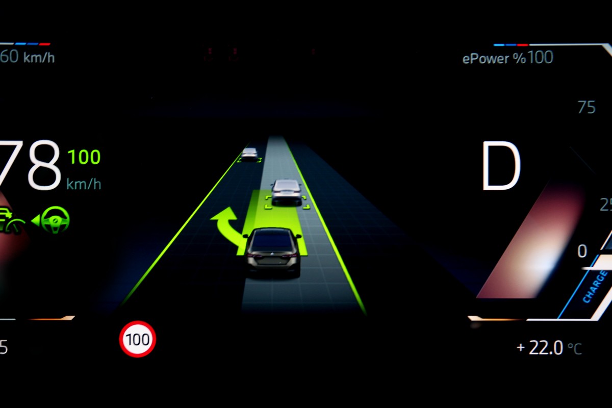 除Level 2半自動駕駛也提供主動變換車道輔助功能。