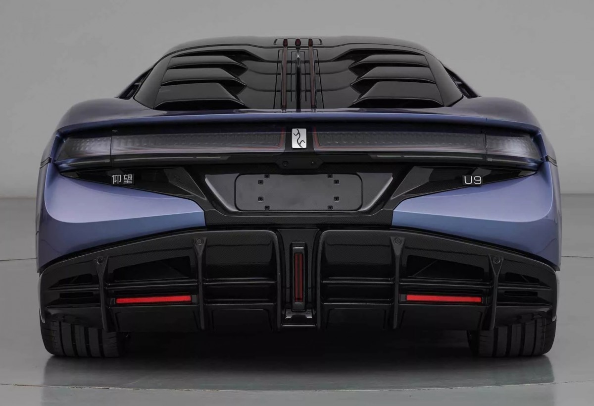 仰望U9的車身尺碼也相當大,這是因為要塞入100kWh的電池在前後軸之間,其軸距來到2,900mm。