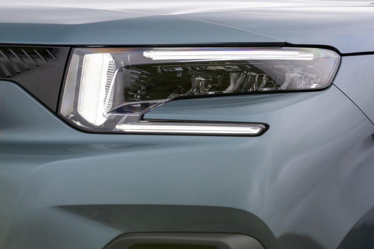 日行燈採用三段式分離的設計,這將會在未來Citroen品牌的車款當中經常看見。