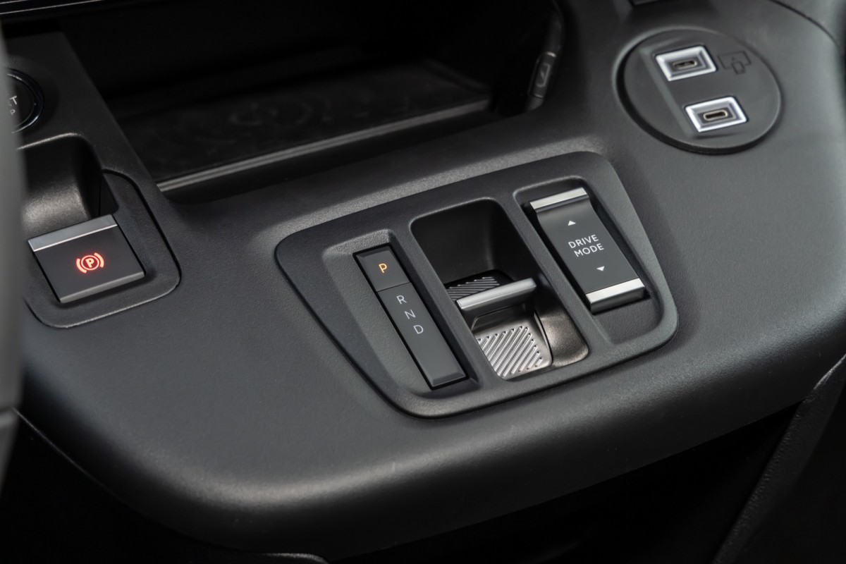 排檔的設計相當簡潔有力,不僅視覺上更加間單,同時也為車內騰出更多空間。