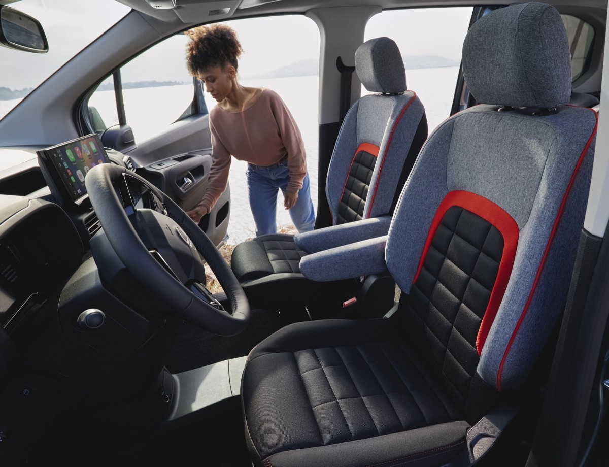 前排座椅原廠強調搭載更高品質的發泡棉,並且增強側邊支撐性,將會讓舒適感受更好。
