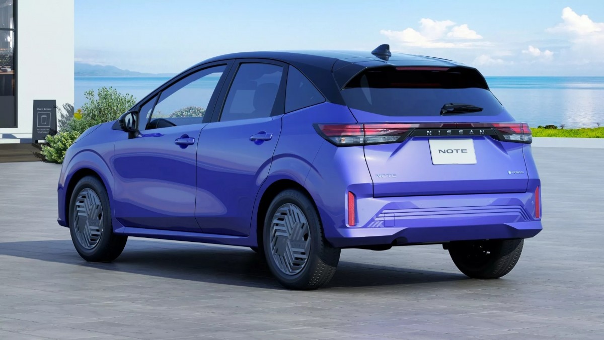 車尾則有貫穿式的燈殼妝點,其餘部分則維持簡單配置。