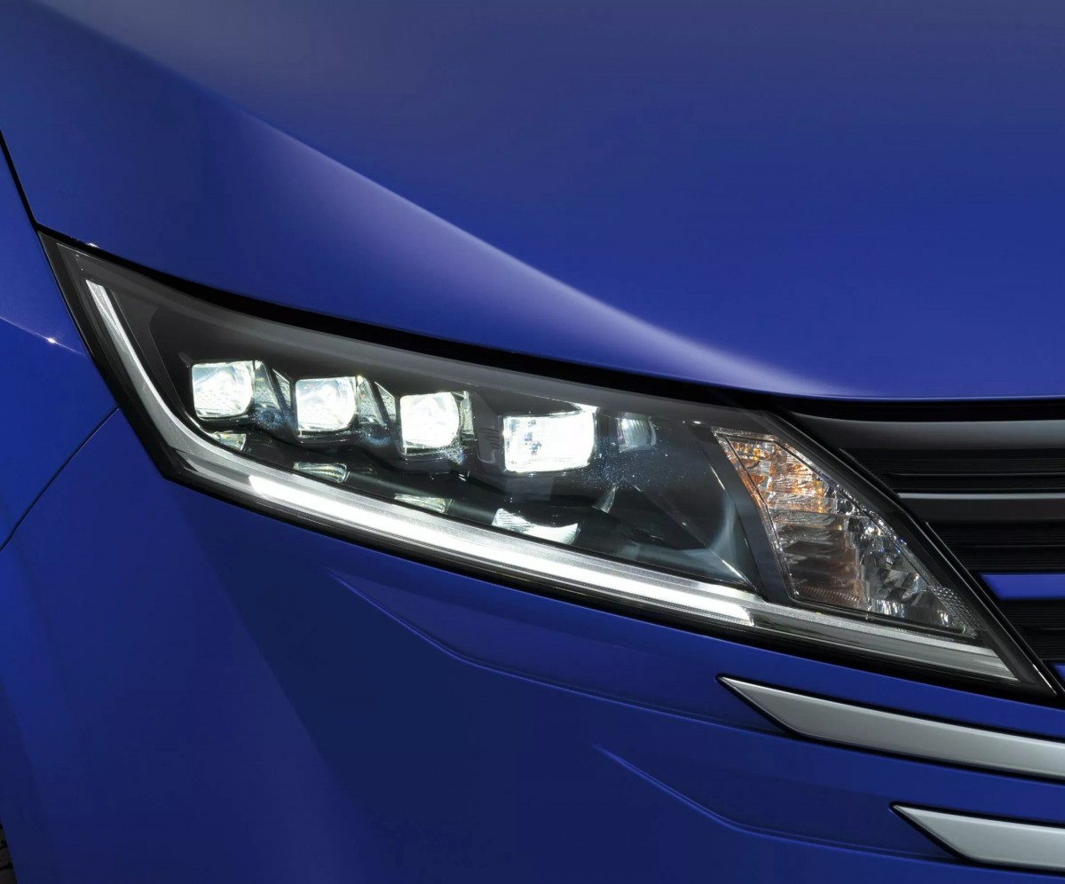 小改款過後全車系標配LED頭燈,擁有更良好的照射範圍。