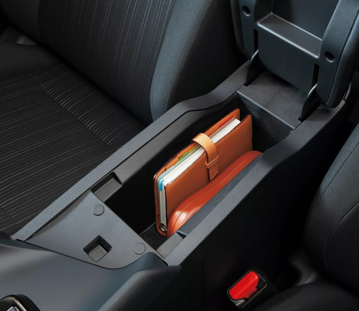 內部收納空間相當多,車輛的實用機能性非常強。