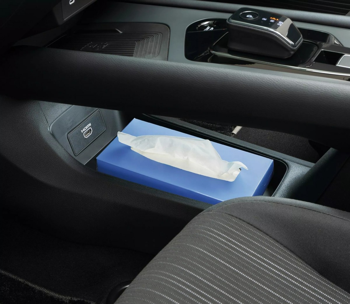 中央扶手下方還有超大的空間可以擺放物品,強調車輛的實用性。