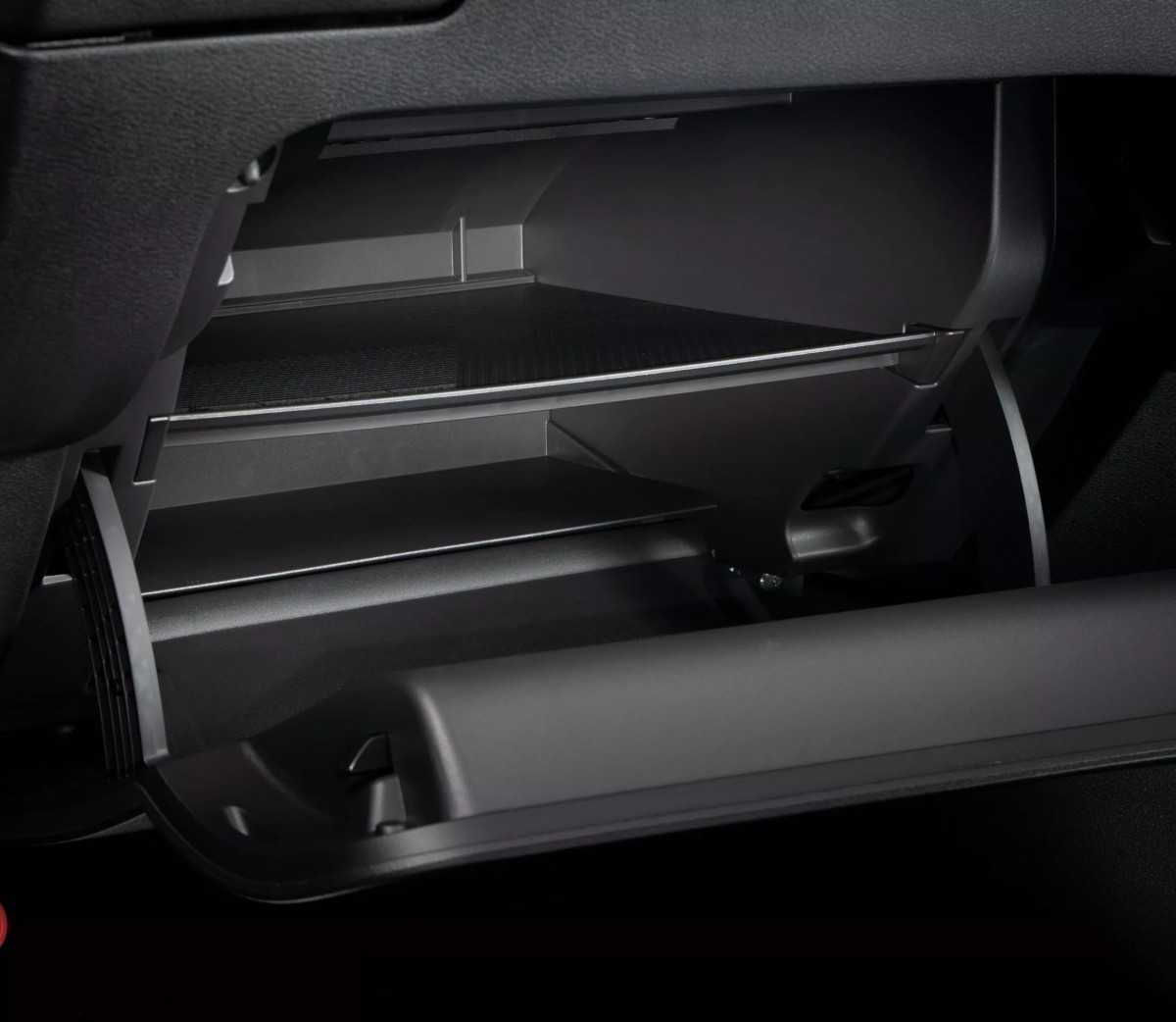 手套箱現在設計的更大,並且可以分層擺放。