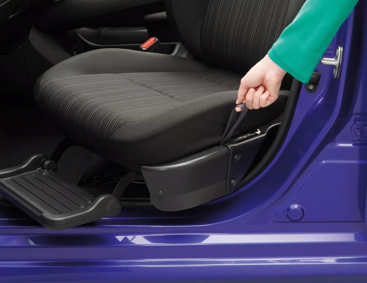 可以選配選轉座椅,讓行動不便的人上下車更方便。