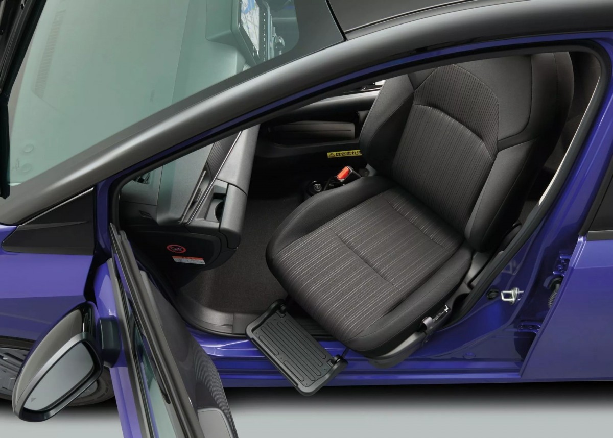 選轉座椅的配置其實相當實用,高齡化的日本社會相當需要,而台灣應該也可以開始導入了。