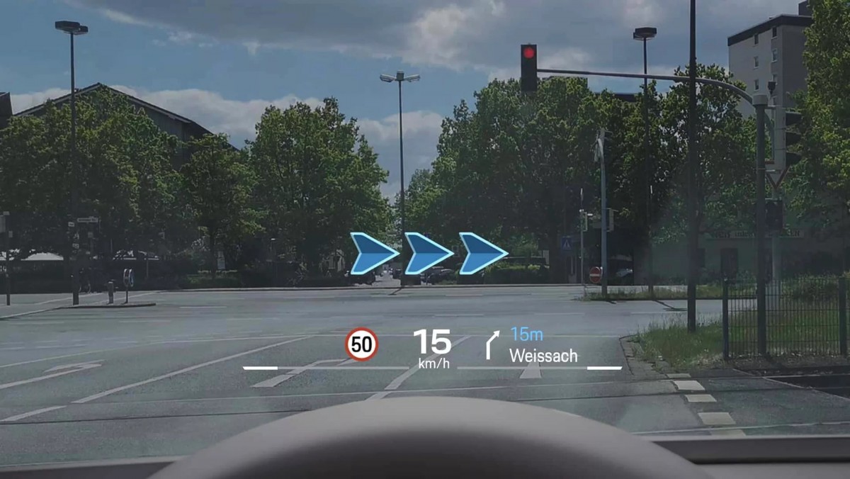 擴增實經有助於導航指引,確保駕駛不會走錯路。