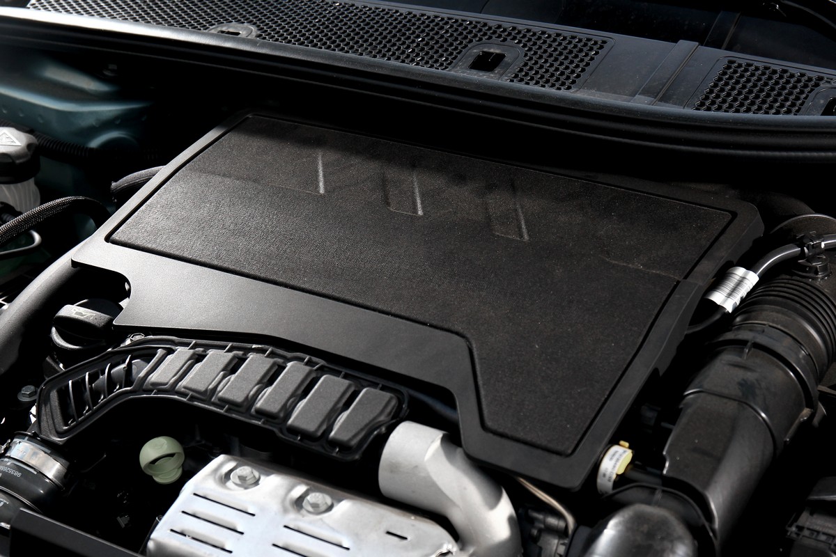 全新CITROËN C4時時得以緊抓路面，確保彎中優異的循跡性。