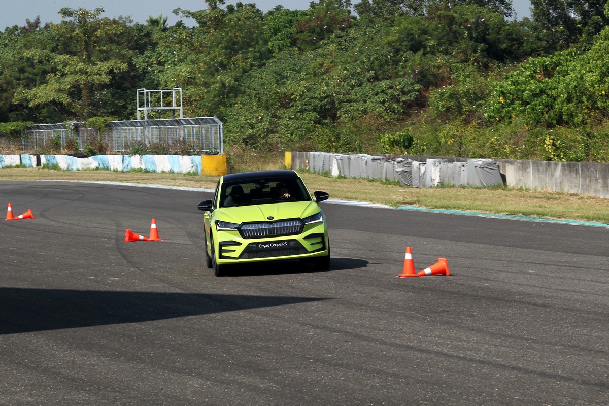 繞錐時可感受到Enyaq Coupe RS iV車尾有些許靈活。