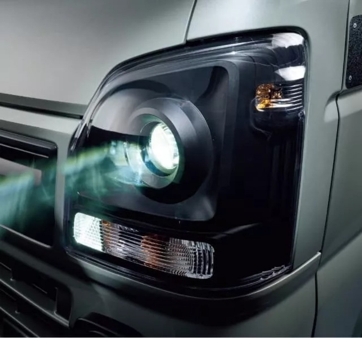 LED頭燈周圍也採用霧黑色的材料鋪陳,可惜的是方向燈具依舊是傳統鹵素燈泡設計。