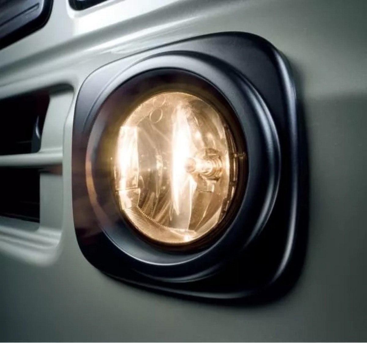 霧燈周圍也與頭燈一樣使用霧黑材料包覆,而燈具則是採用傳統鹵素燈泡。