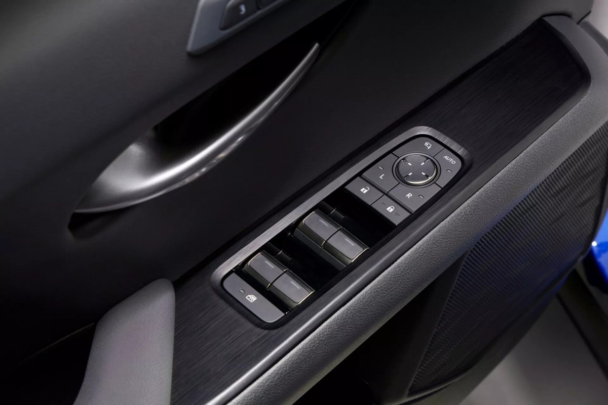 高規車型的內部飾板有髮絲紋設計,擁有更好的質感。