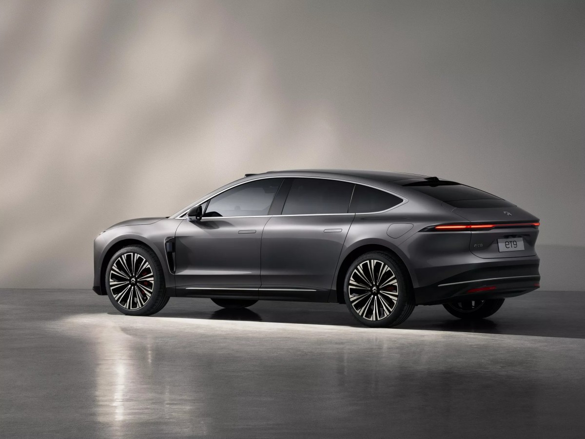 車長突破5.3米,比起EQS還要更大,雖然說是頂級旗艦轎車,但車尾溜背造型相當具有運動感。