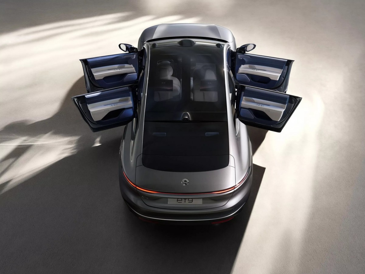 無窗框的設計也擁有更高級的氛圍,當然玻璃車頂的設計也相當讓人喜愛。