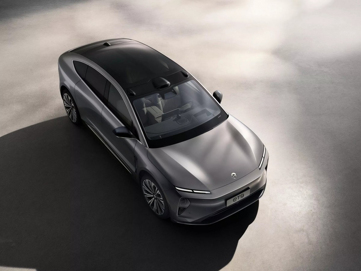 車輛整體造型會讓人以為是一輛跨界休旅,但其實就是介於轎車與轎跑車之間的特別車款。