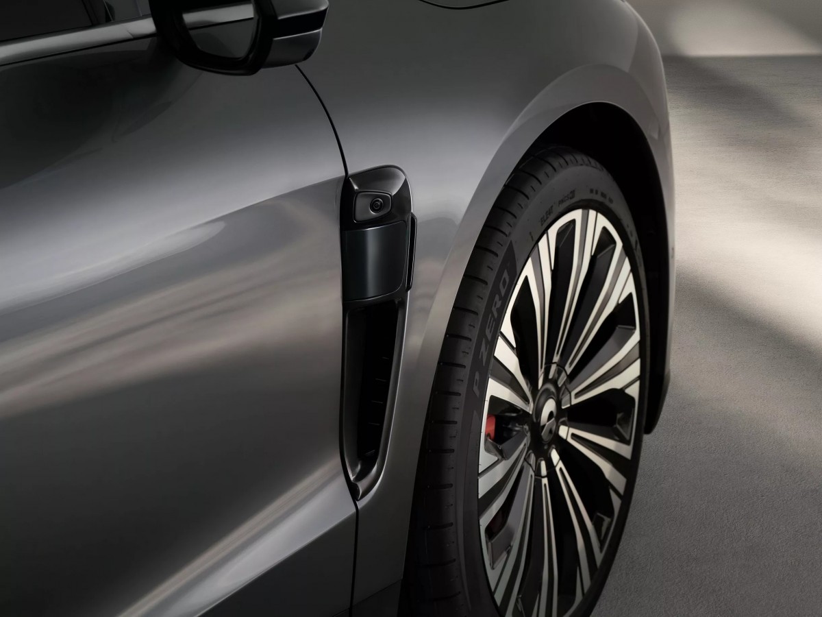 車側也有攝影鏡頭確保車輛周圍狀態,對於駕駛來說將會更加方便且安全。