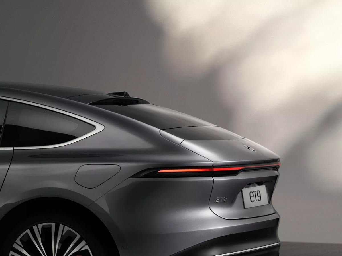 車尾溜背的線條非常特殊,而尾翼部分採用主動式設計,此外上方的鯊魚鰭也有設計鏡頭,提供車內後照鏡使用。