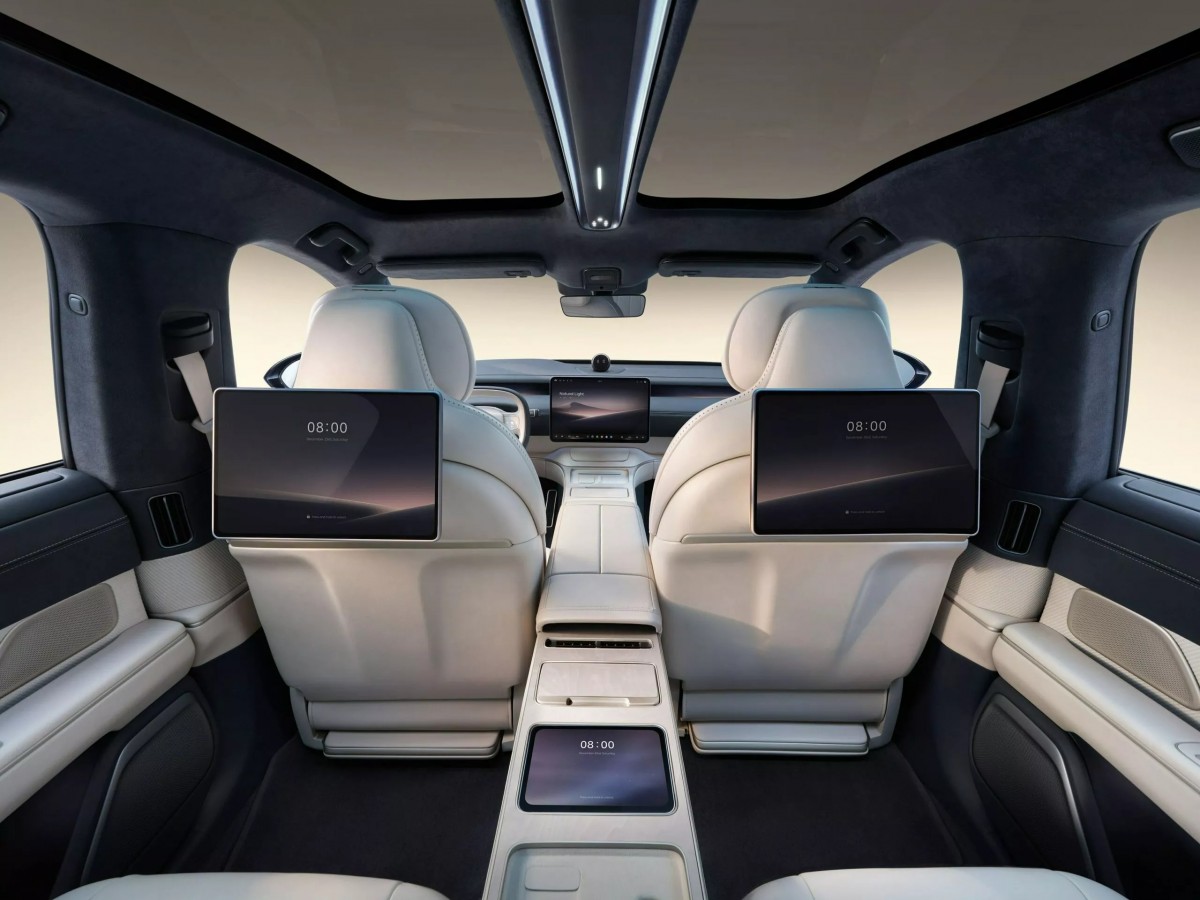 後座中央有一具8吋螢幕可以控制空調、座椅、螢幕顯示內容等功能,而前座後方的螢幕為14.5吋的AMOLED觸控螢幕。