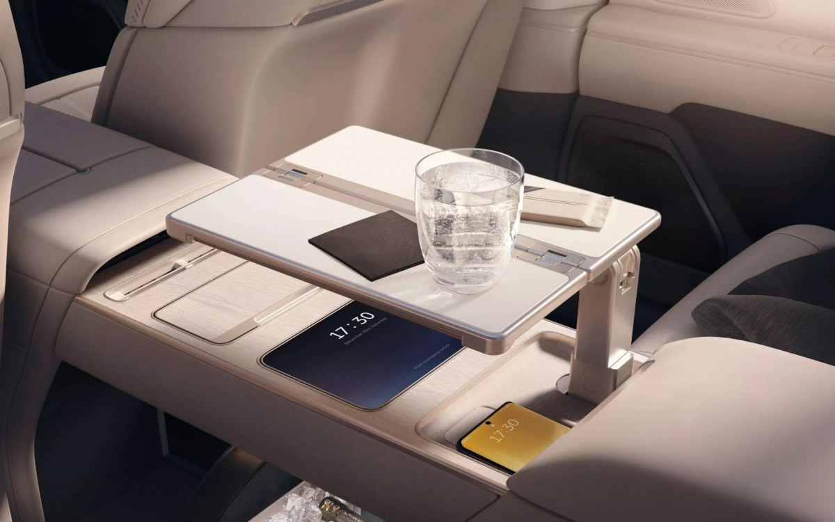 中央扶手部分設計相當富有巧思,桌板可以擁有極佳便利性,下方還有智慧冰箱可以使用。