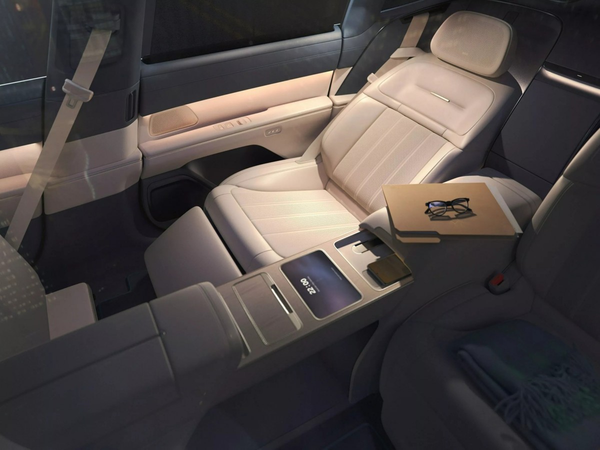 座椅擁有一鍵傾倒模式,多達11向的調整非常豐富,其椅背最大可以擁有45度的傾倒角度。