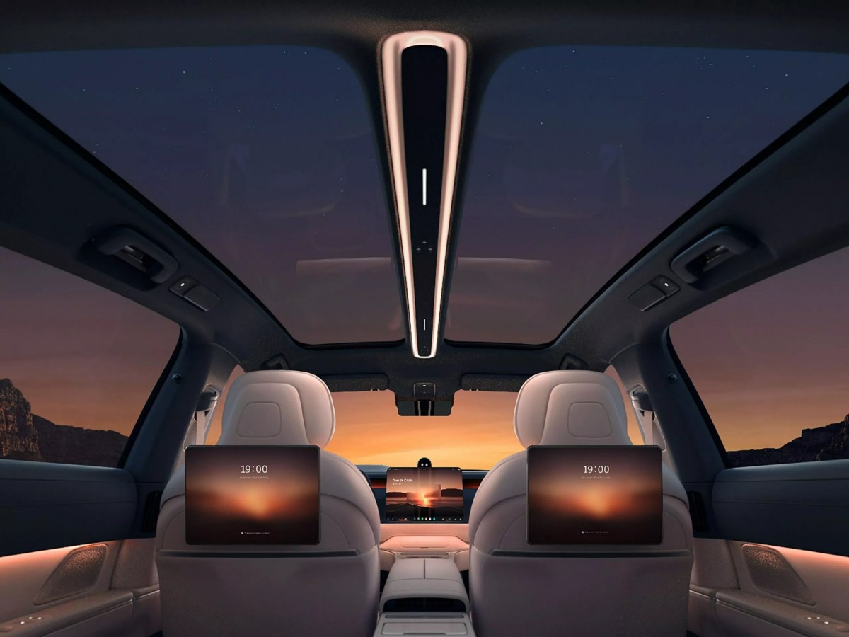 車頂的全景天窗左右分開,而中央設計的氛圍燈讓整體質感提升許多。