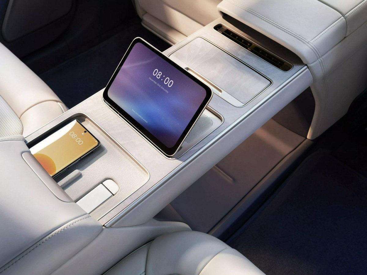 後座中央扶手下方也擁有無線充電板的設計,為後座乘客帶來優異的乘車體驗。