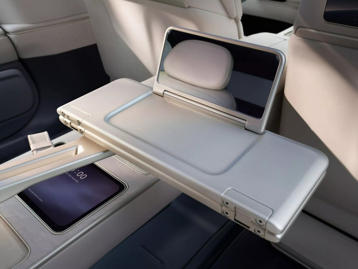 其桌板甚至可以變身成為化妝鏡,就連女乘客的需求也都考慮的非常周到。