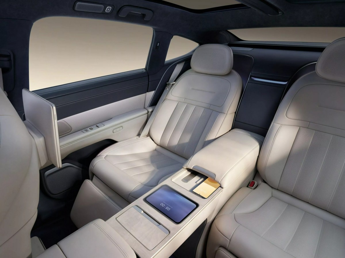 帶有腿拖的設計非常舒適,而因為車輛外型設計的關係,相信會擁有極佳的頭部空間體驗。