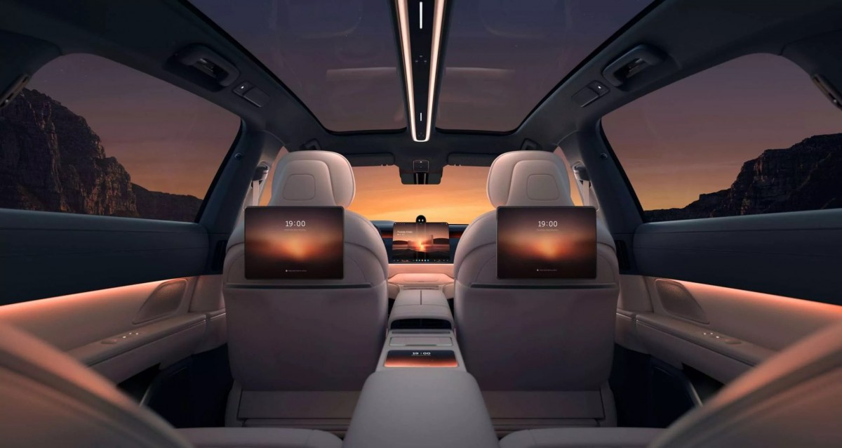 儀表台細節尚未公布,但已經知道中央螢幕15.6吋的AMOLED螢幕,駕駛前方則沒有儀表,將會由抬頭顯示器提供必要資訊。