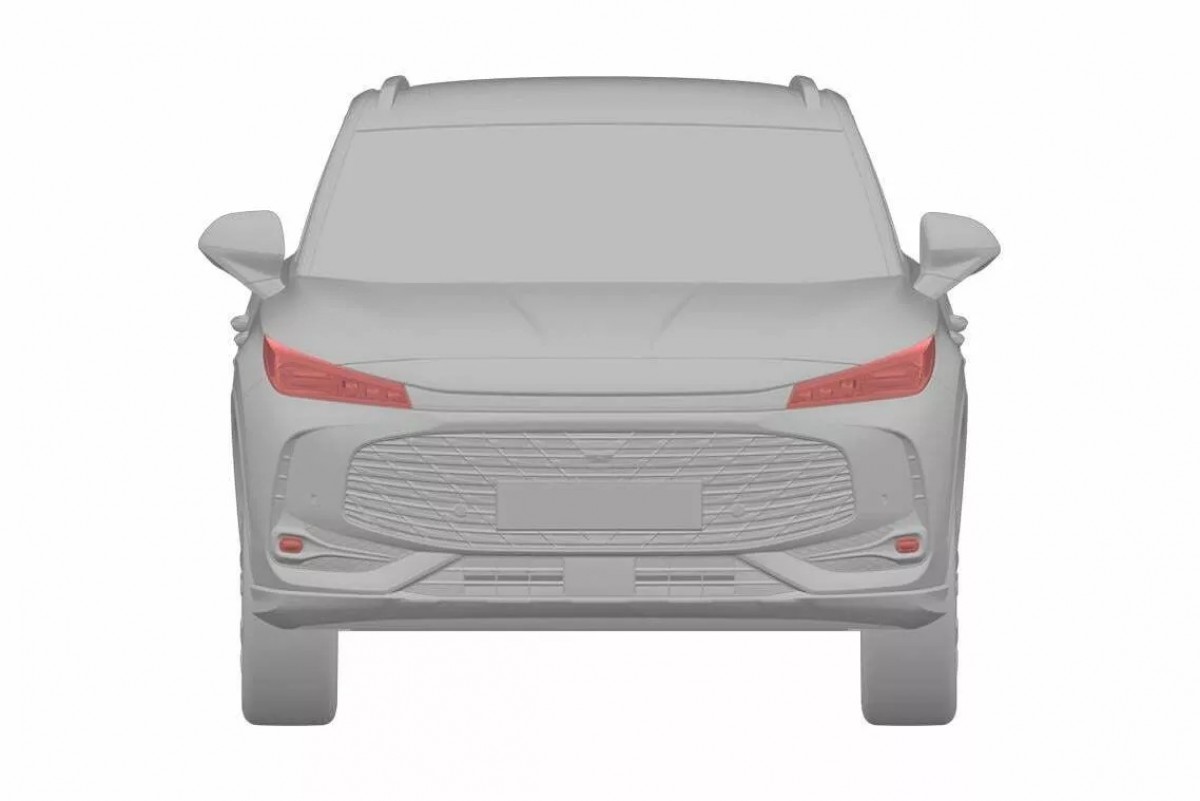 車頭的貫穿式設計是現在相當流行的趨勢,不過其中央並沒有設計燈具,只有左右兩側的頭燈組會發光。