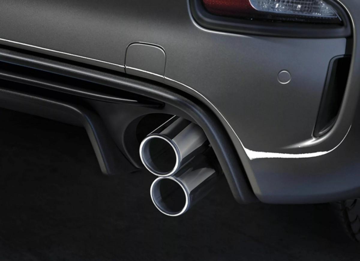 垂直排列的排氣尾管非常特別,也是這輛車的一大特色。