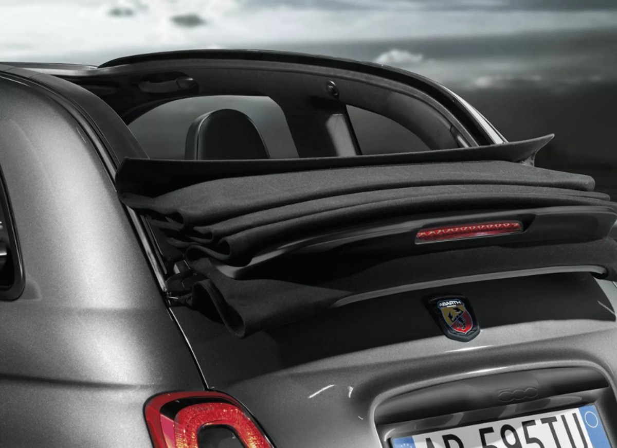 電動伸縮的敞篷機構相當方便,而車輛整體基本上與一般敞篷車款版本一樣。