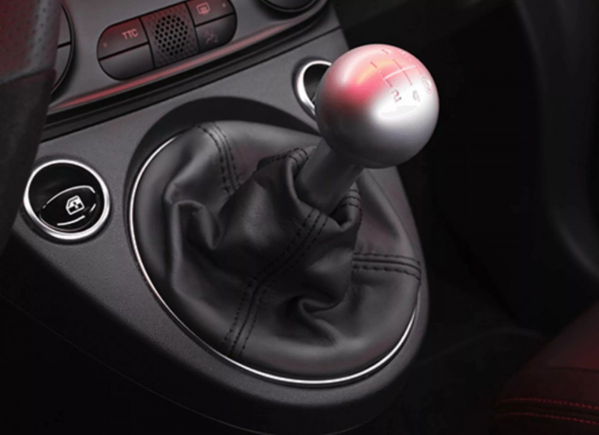 僅有五速手排的配這彰顯車輛的存粹性能氛圍,也是該車輛的一大特色。