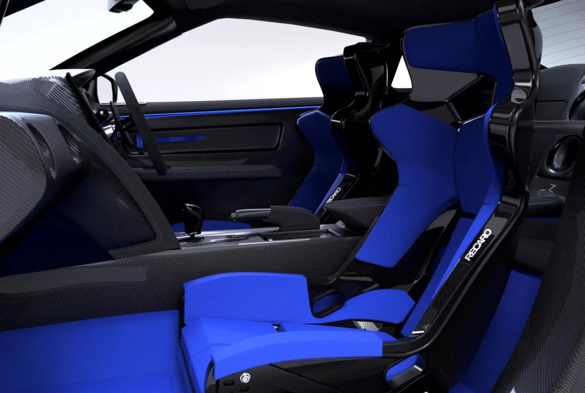 採用了賽車桶椅呈現性能氛圍,而大量的碳纖維與麂皮配置也彰顯運動氣息。