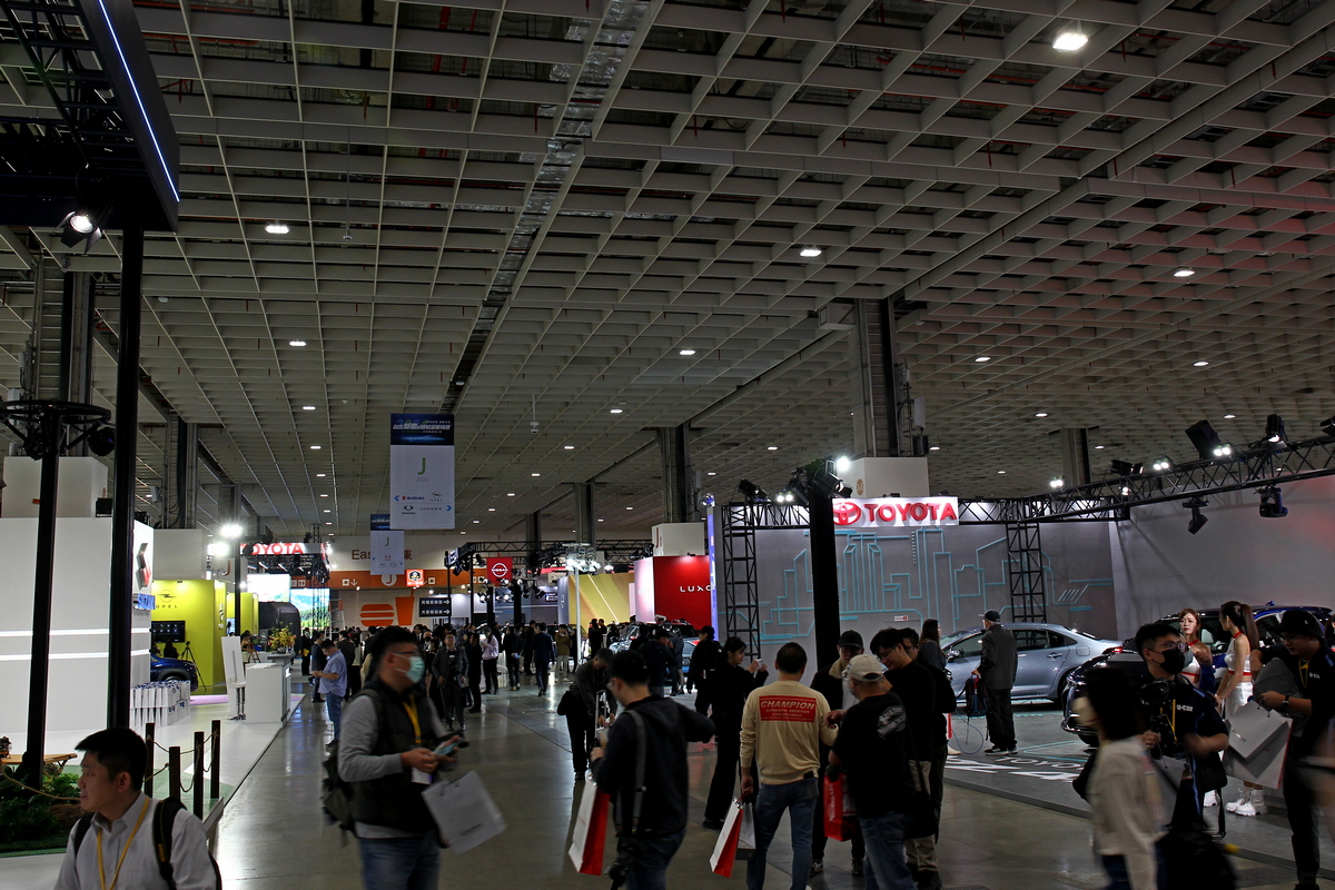 參觀人潮比想像來得多。