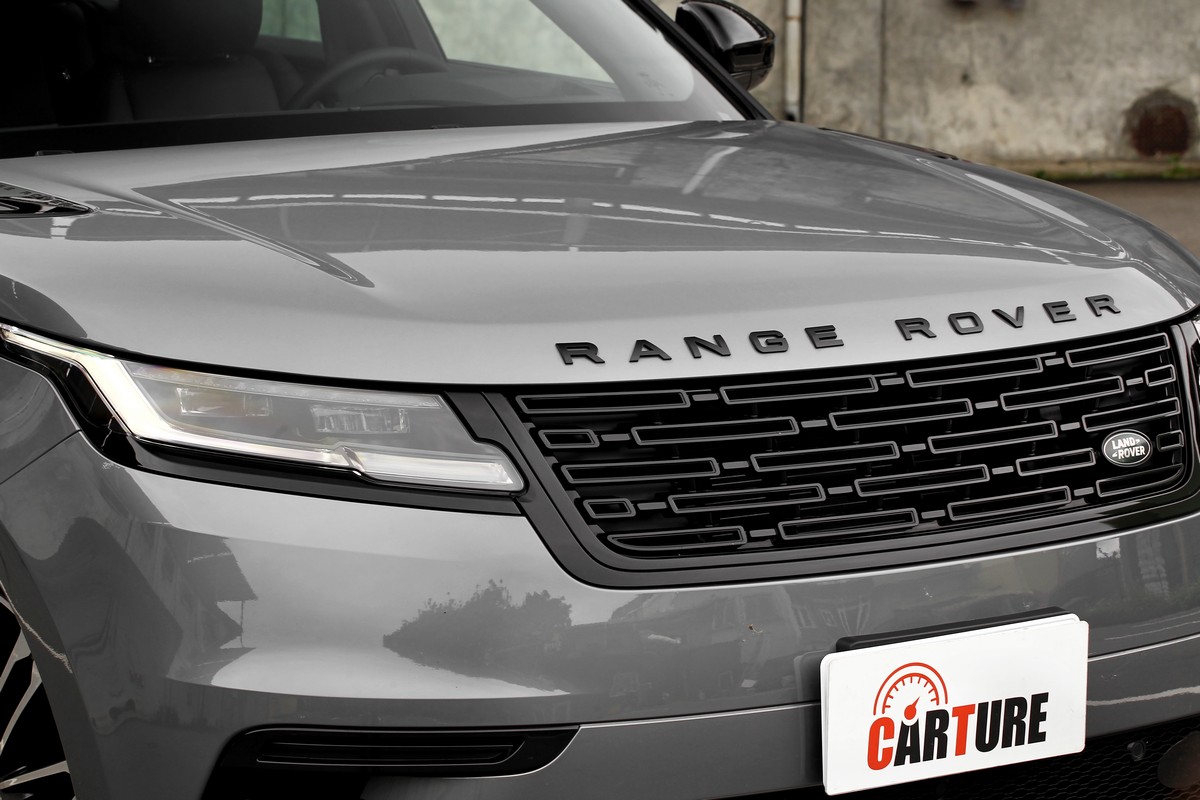 小改Range Rover Velar於水箱護罩與日型燈進行微幅修改。