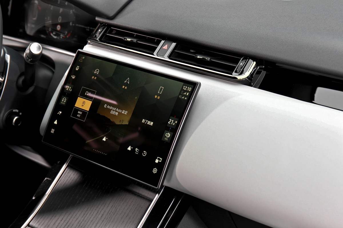 取消雙層螢幕改配置11.4吋中控螢幕。