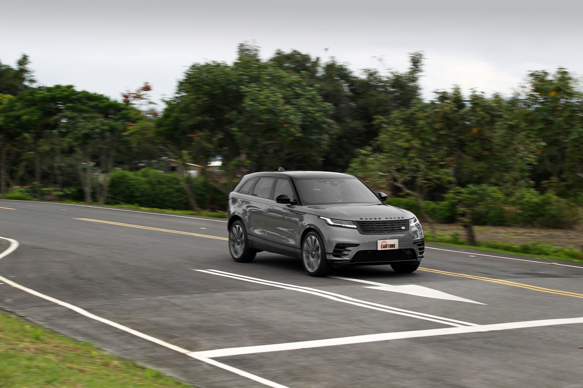 Range Rover Velar加速表現非常輕盈,但整體不是猛爆而是以優雅的態度呈現。